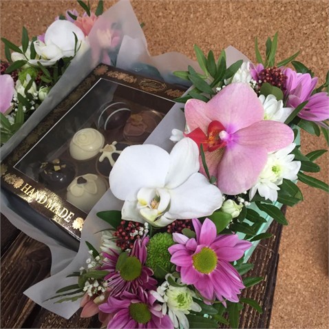 Cutie pentru cadou, aranjata cu flori vii de la "NoRideFlori"